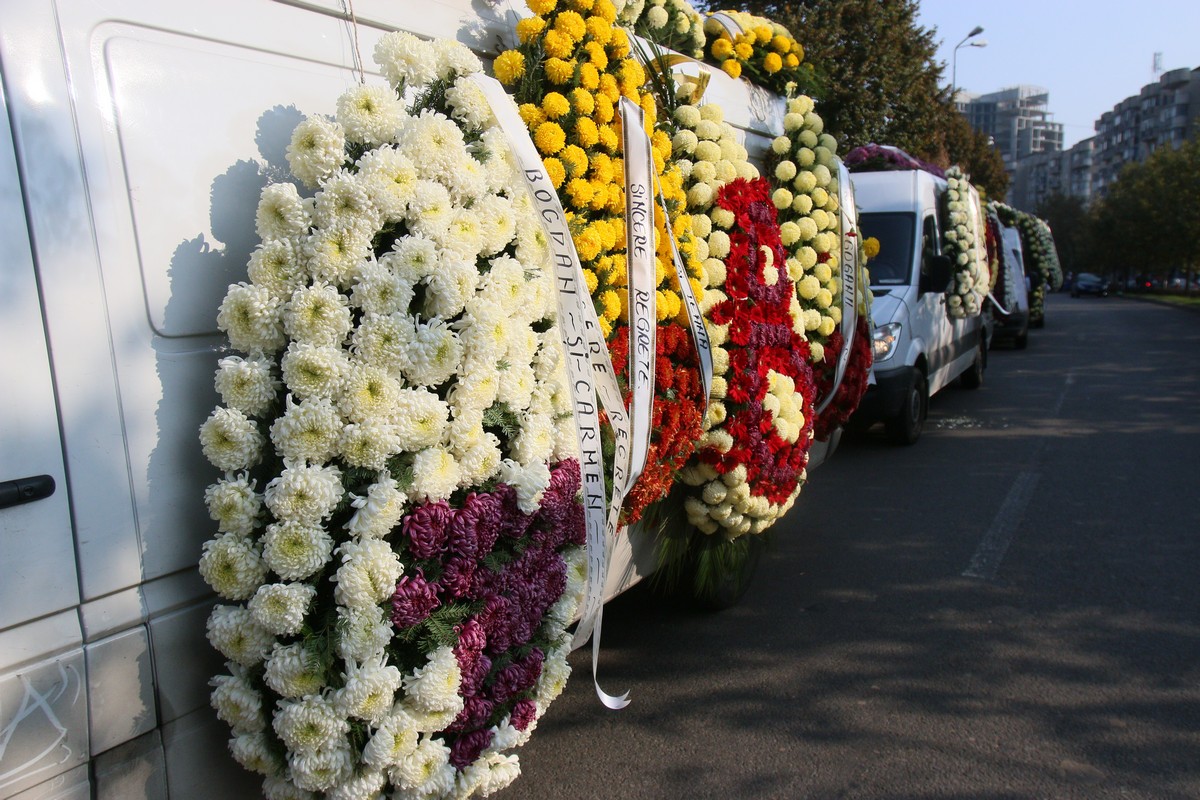 Peste o tona de flori au fost aduse la capataiul Bambinei