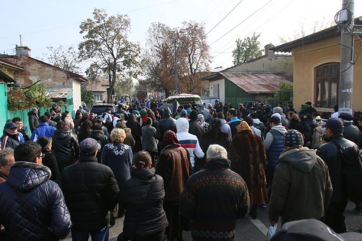 Cateva sute de persoane au venit sa o conduca pe ultimul drum pe Regina Florilor