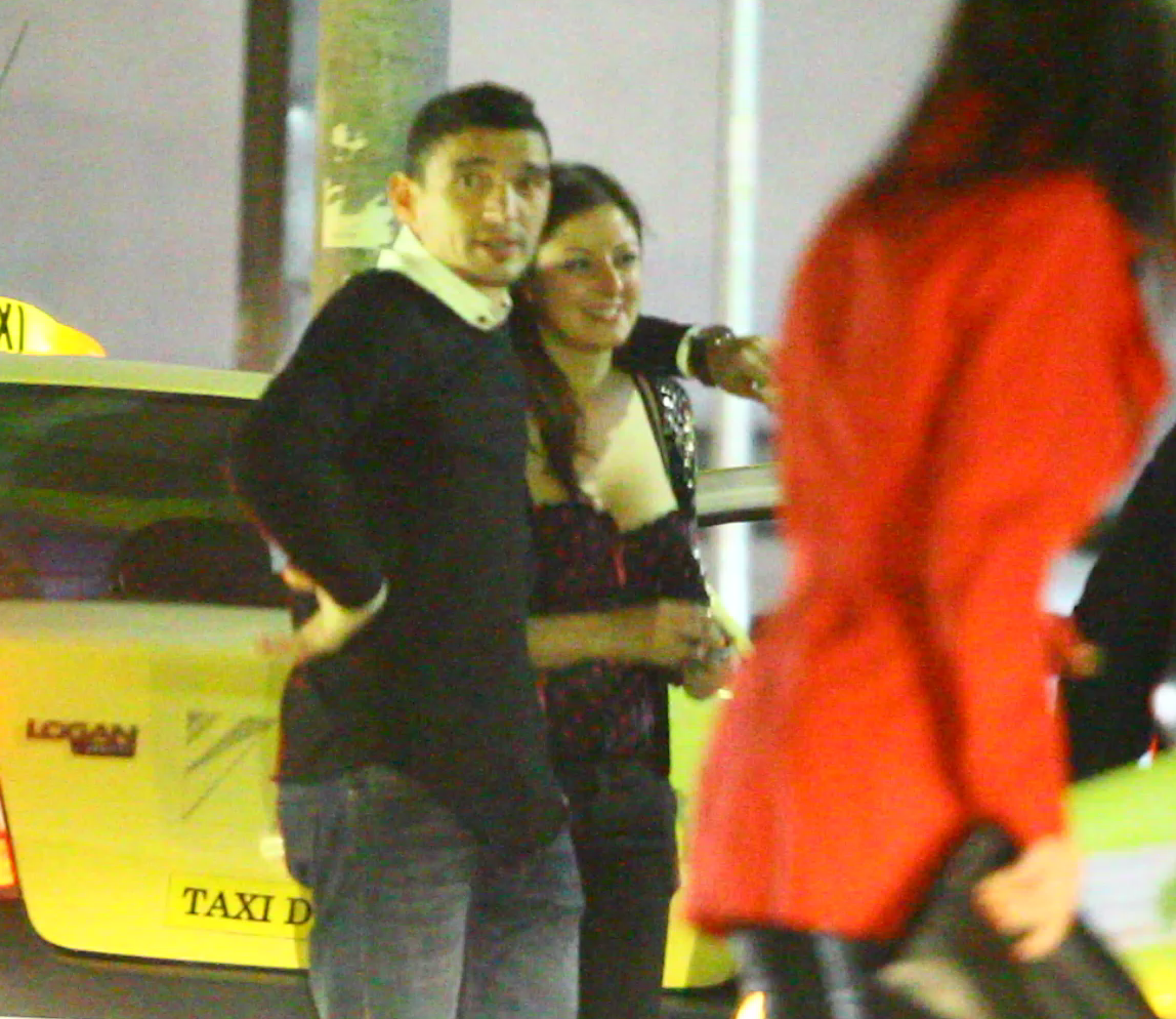 Keseru isi tine in brate sotia, semn ca acesteia ii este frig