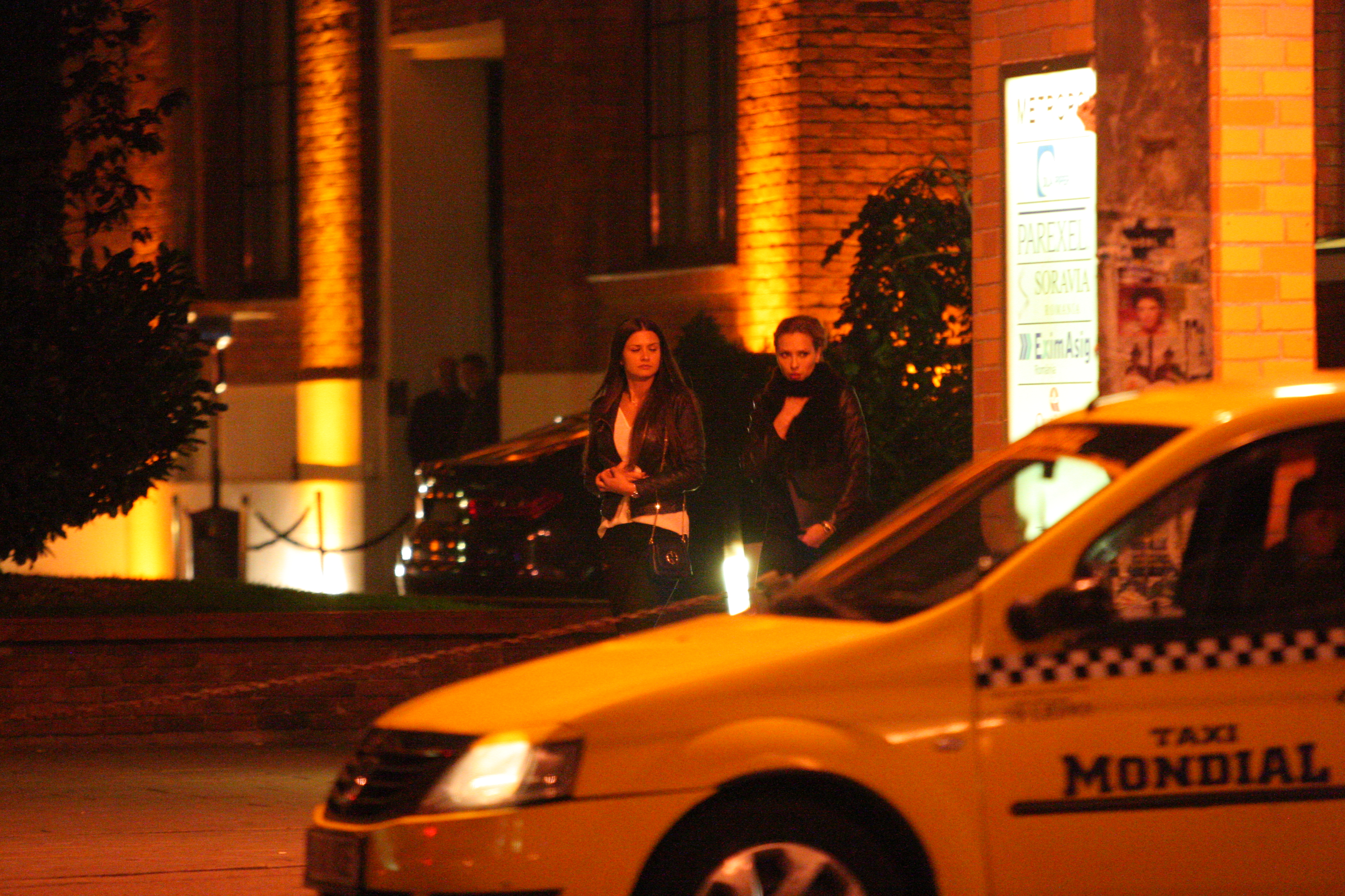 Iulia si prietena ei parasesc clubul