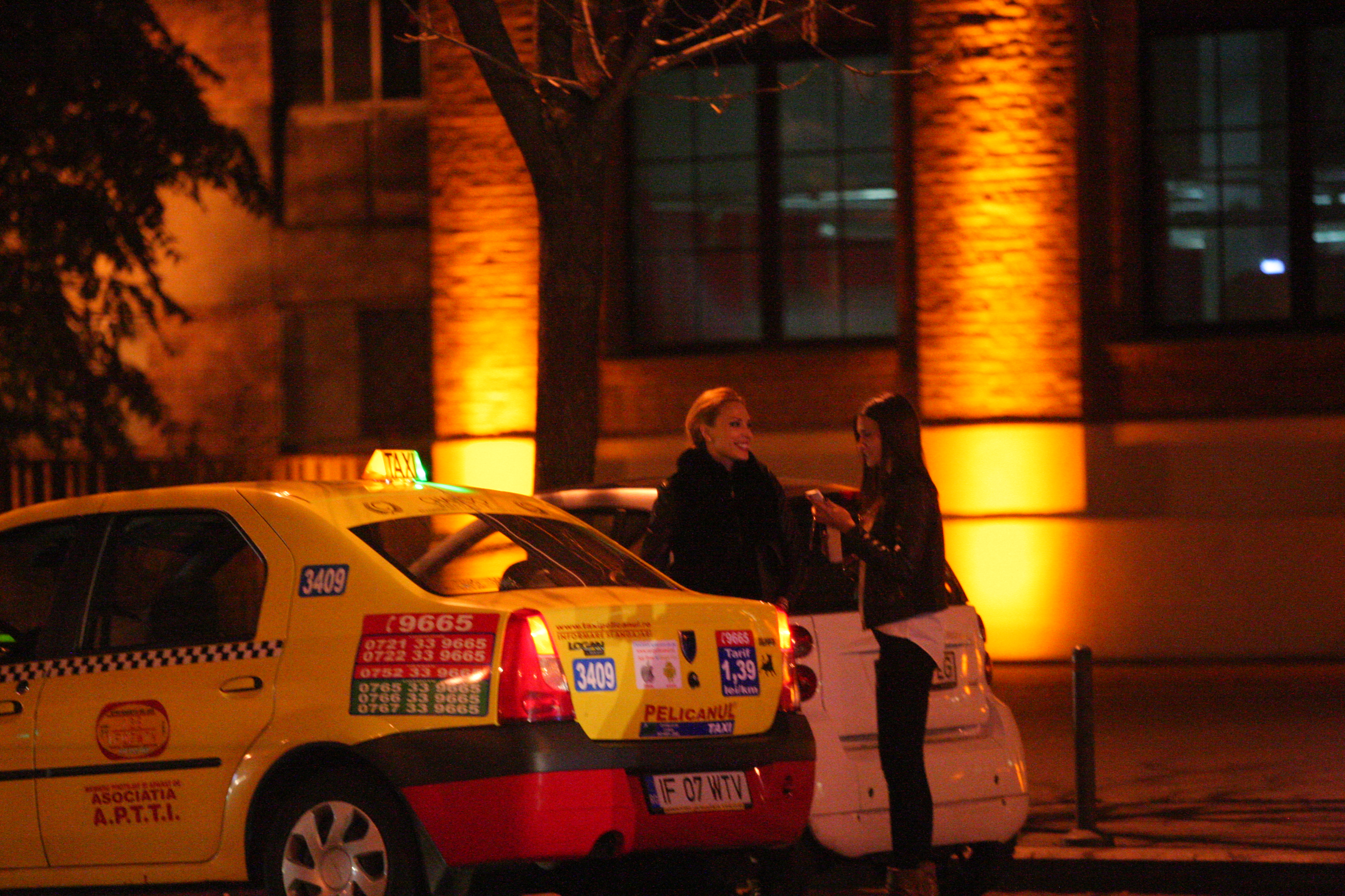 Iulia se amuza de tariful pe care il impune taximetristul