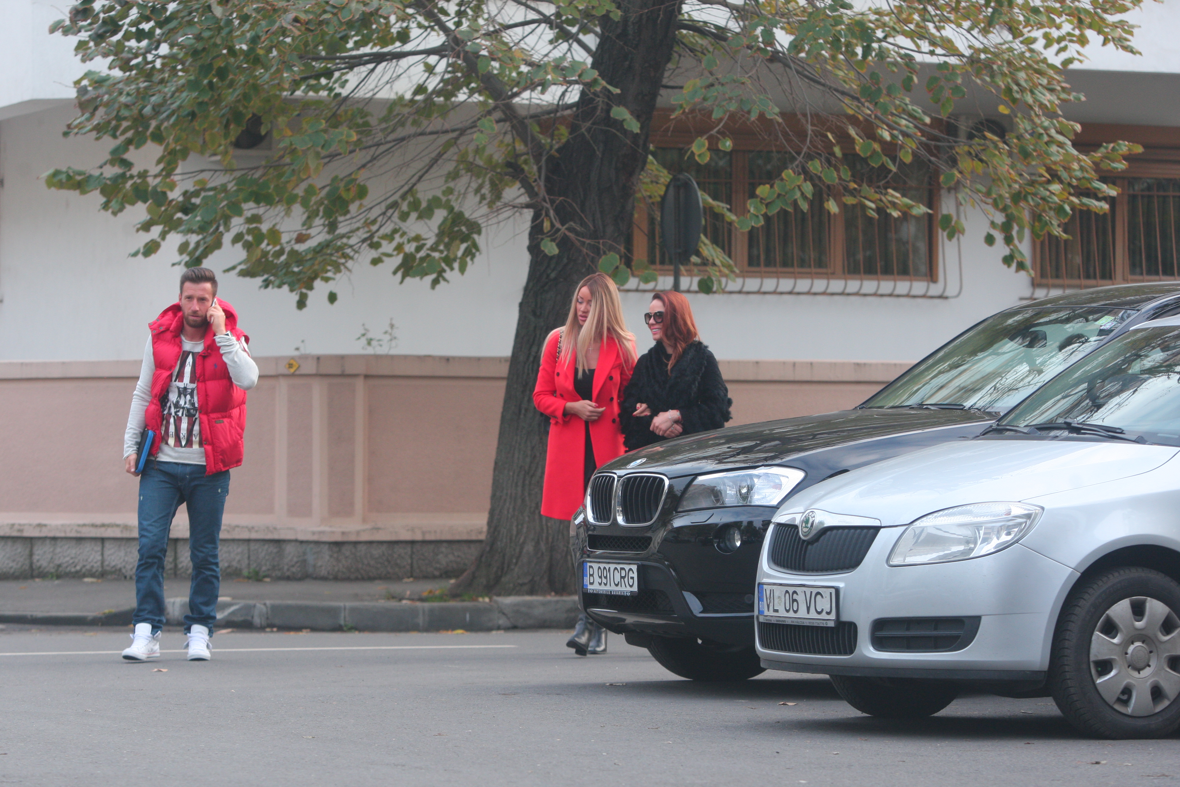 Blonda isi ia de brat nasa pentru a merge impreuna