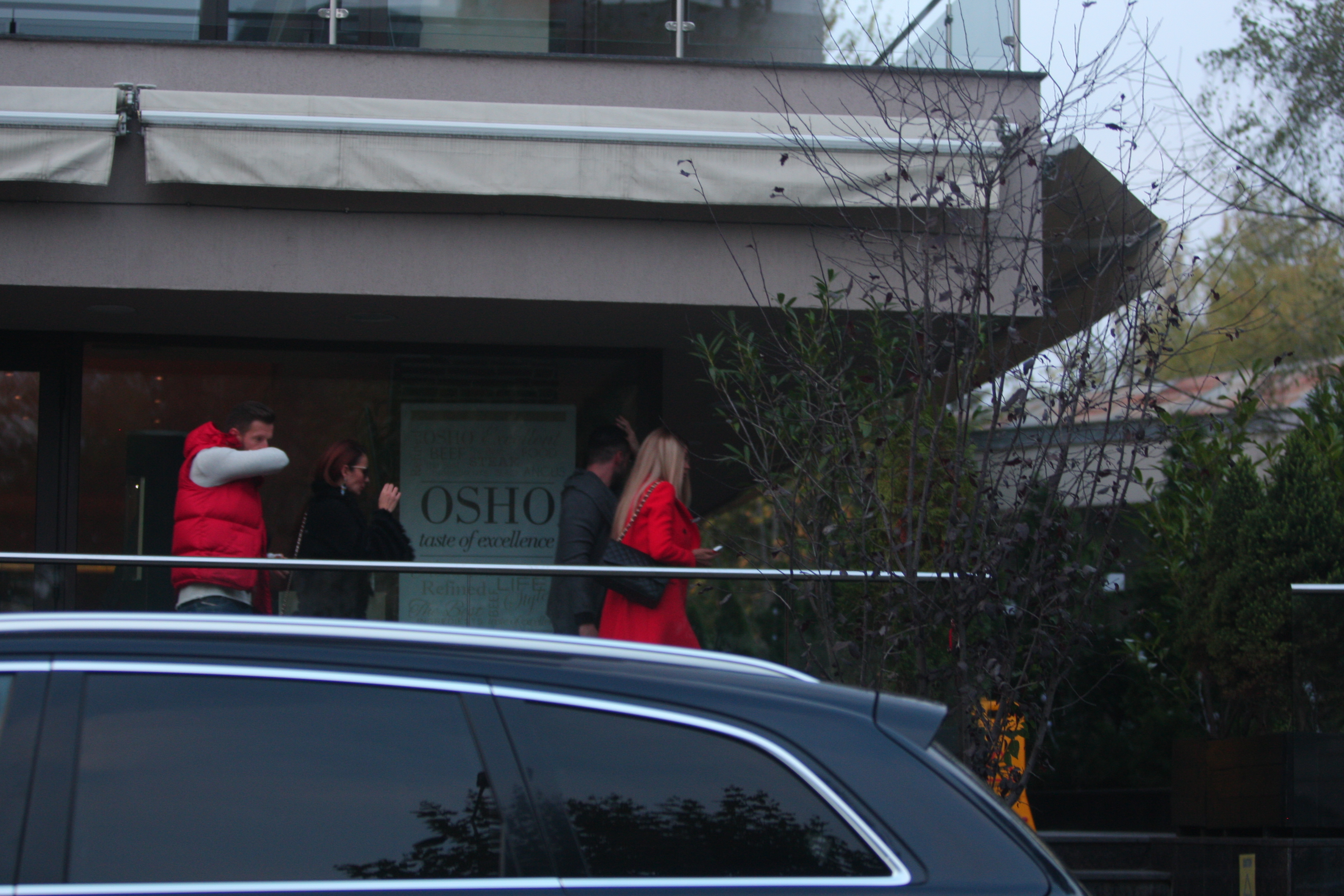 Cei patru intra in restaurant