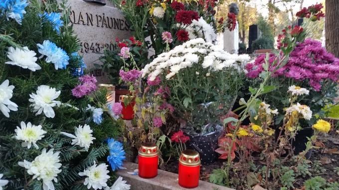 Mormantul lui Adrian Paunescu era plin de flori si lumanari aprinse