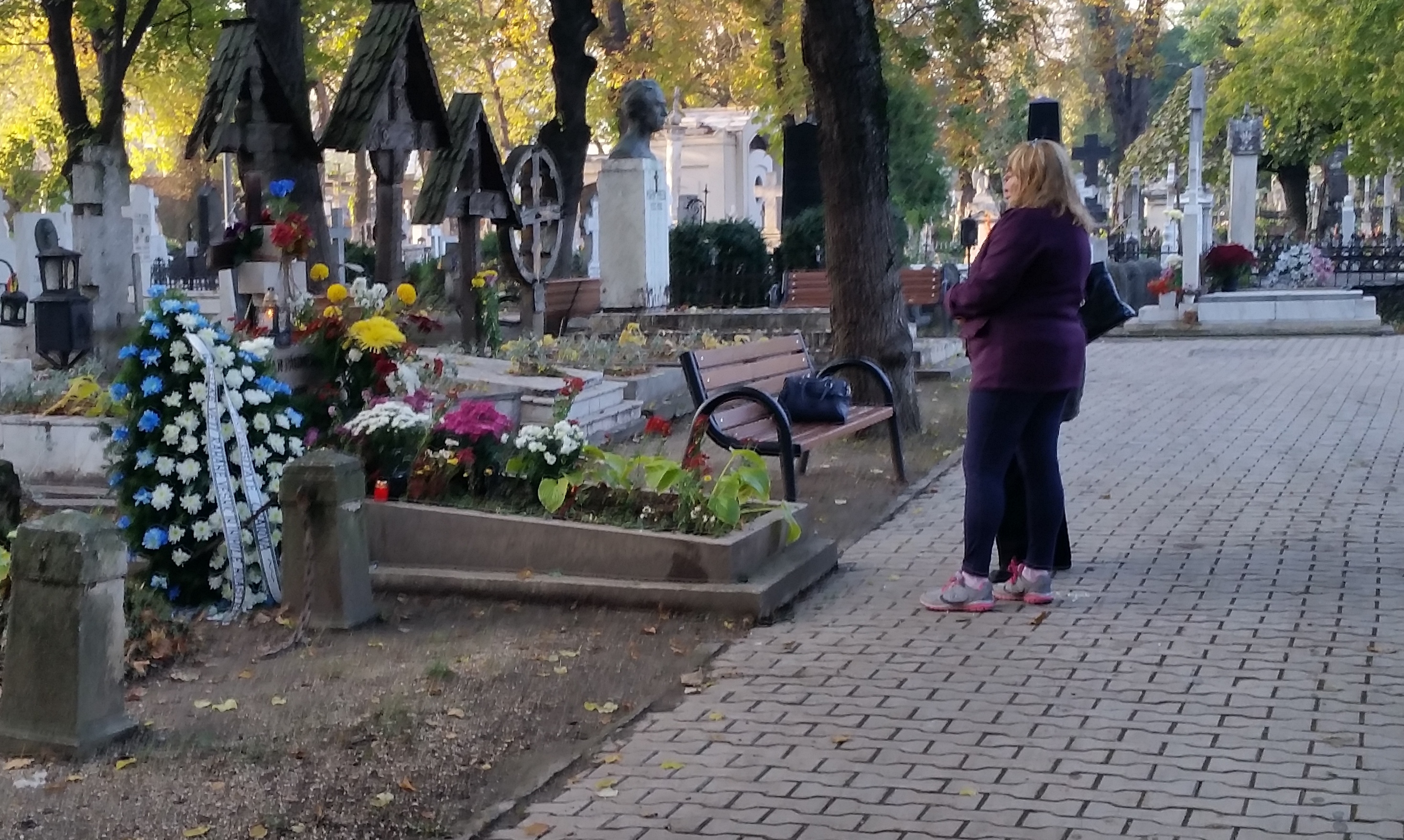 Zeci de curiosi au trecut astazi pe la mormantul maestrului