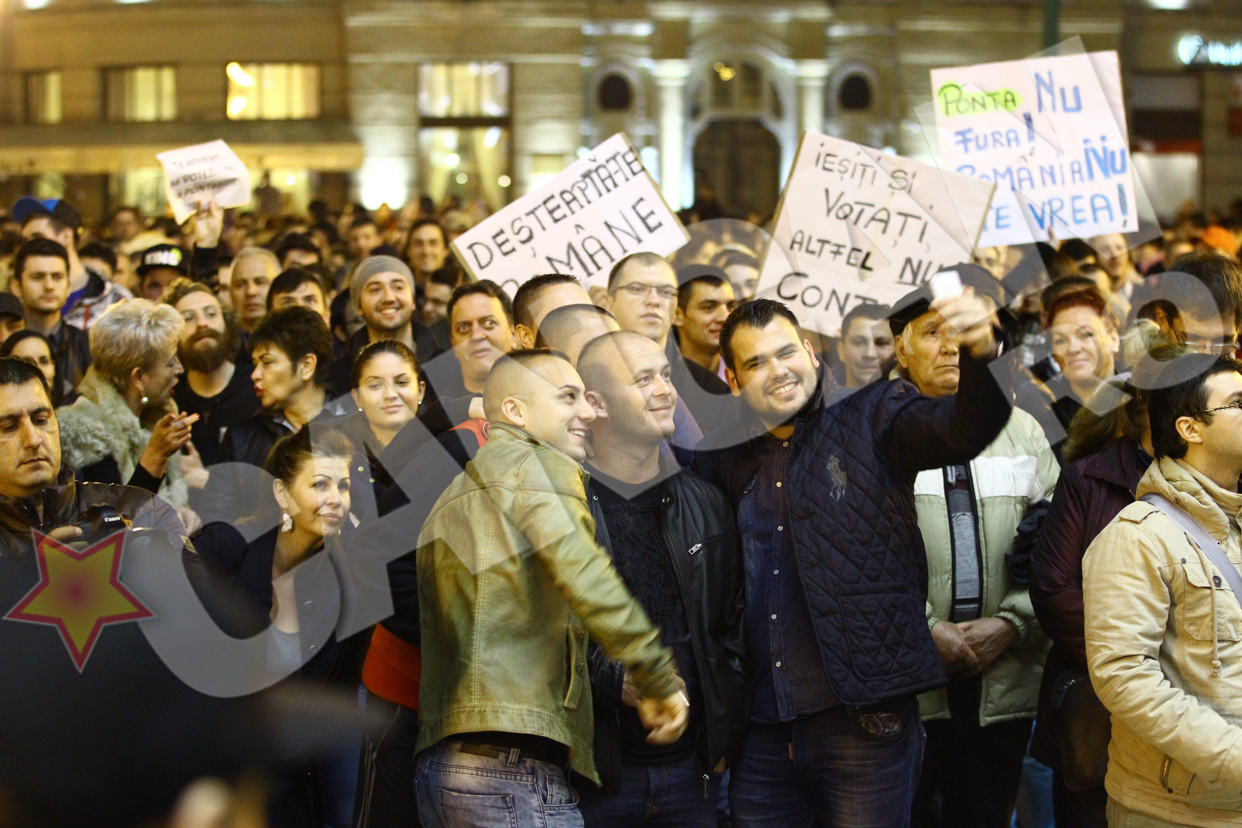 Trei dintre participanti si-au facut selfie cu multimea