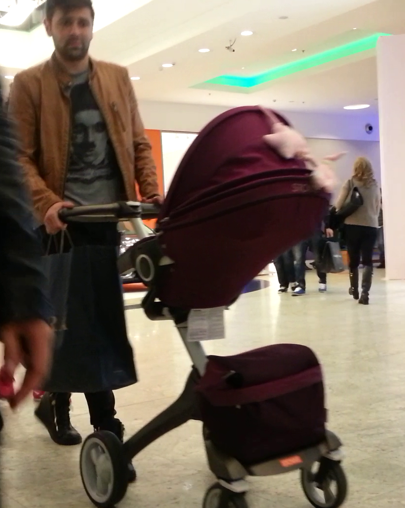 Raul Rusescu a impins caruciorul in mall si a fost tot timpul atent la fetita lui