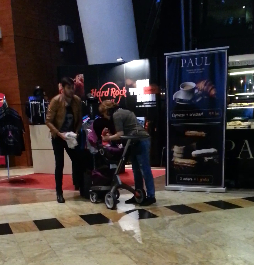 In mijlocul drumului, fotbalistul i-a schimbat scutecele fiicei lui. Cu putin ajutor, operatiunea a fost un succes