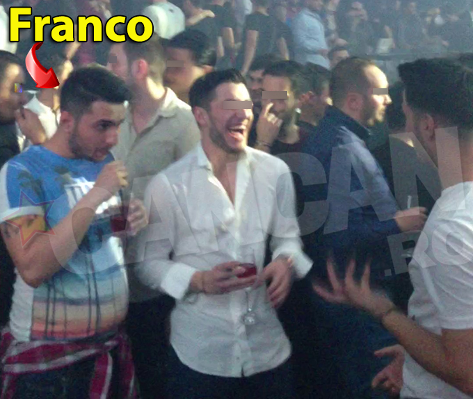 Tanarul a sorbit dintr-un pahar cu licori aromate, distrandu-se pe cinste