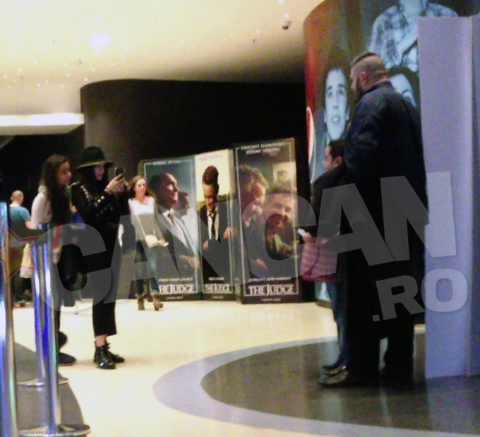 Inainte de a intra la film, tanara si-a fotografiat tatal cu telefonul mobil