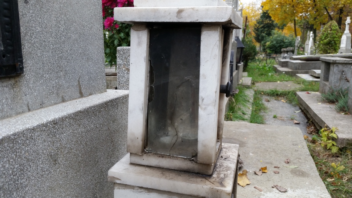 Lumanarile aduse de fiul maestrului au ars, iar acum doar urmele acestora au mai ramas