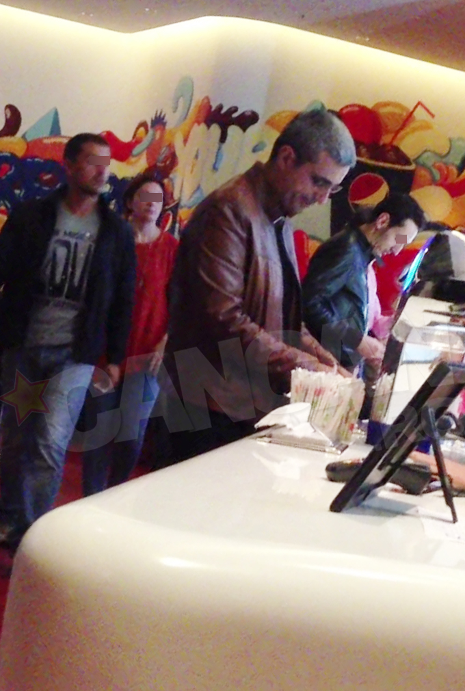 Dupa ce a luat bilete, jurnalistul s-a oprit sa cumpere si floricele