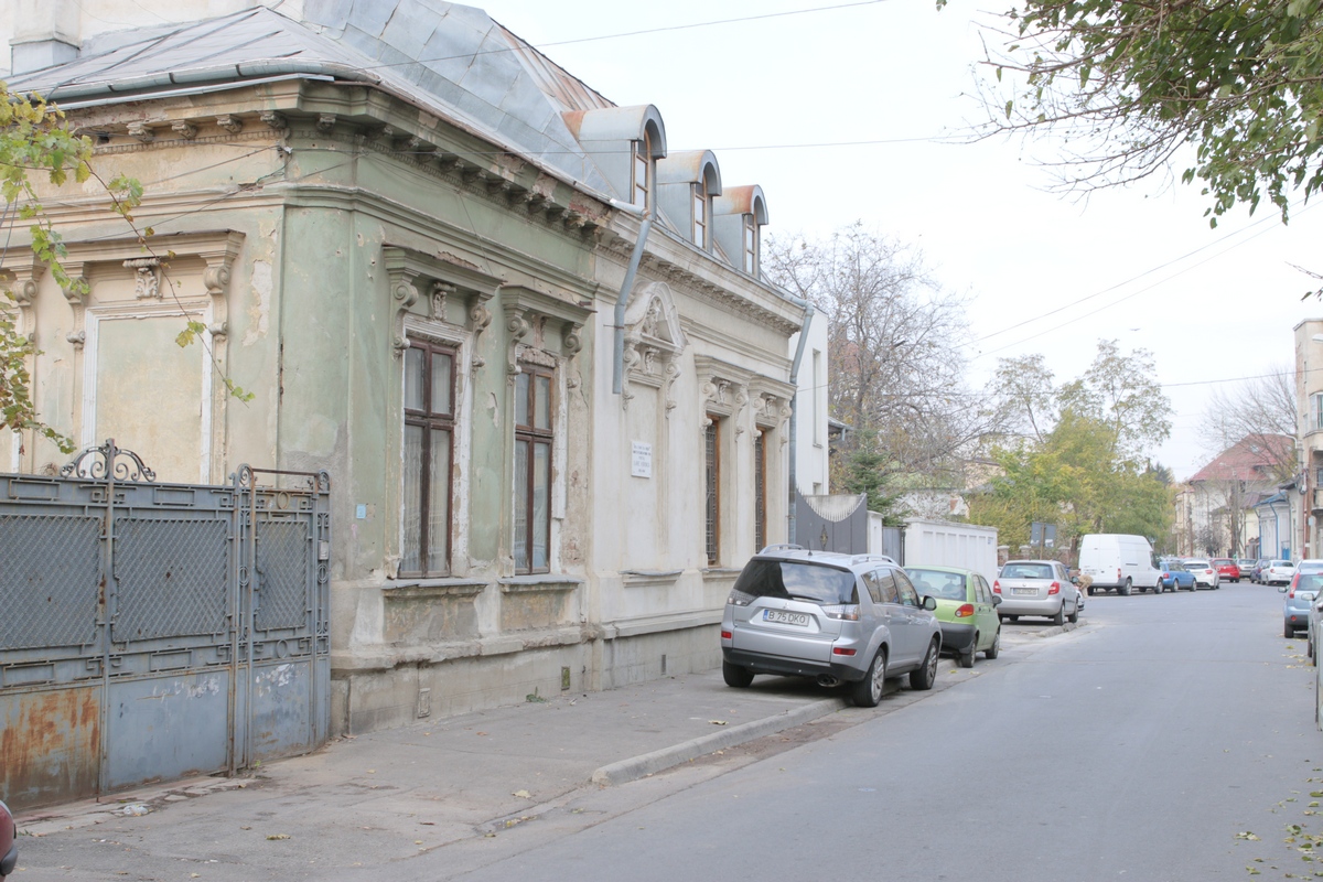 Mitul urban spune ca in miez de noapte pasii poetului se aud in mansarda casei