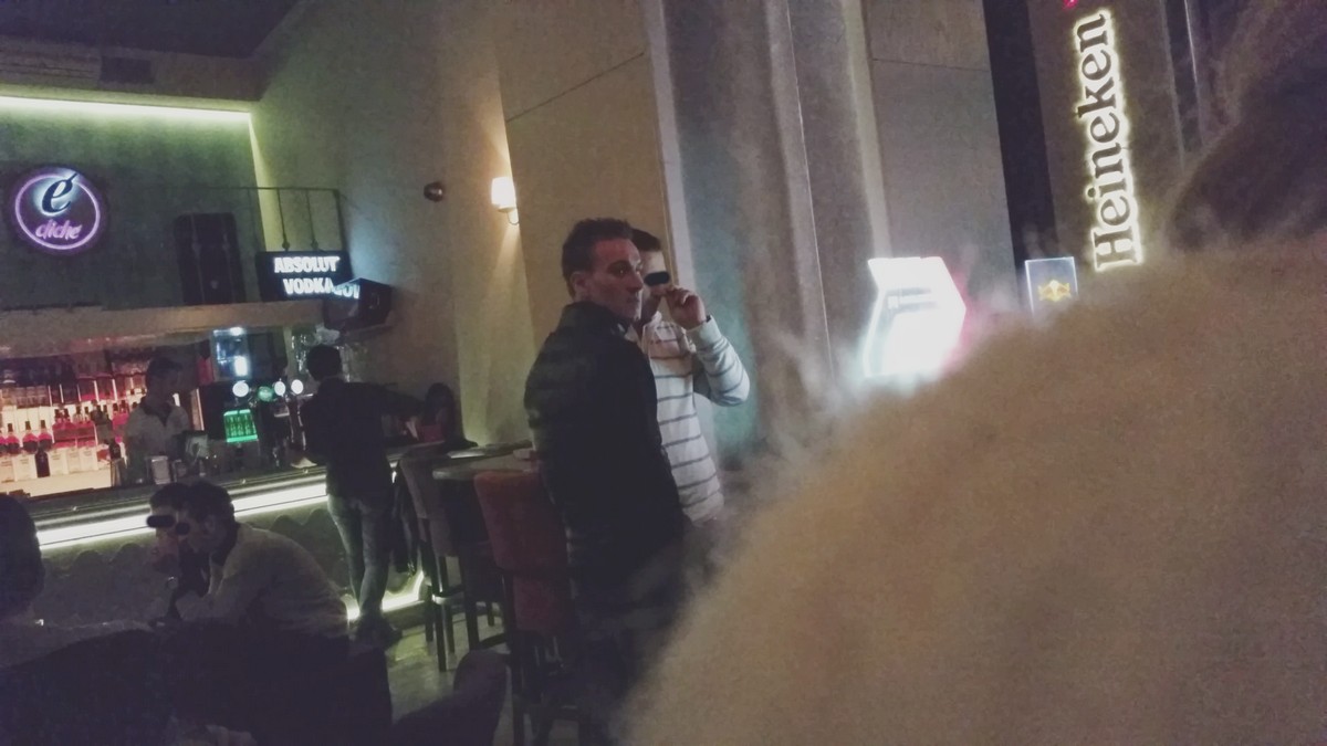 Fotbalistul a intrat in club, l-a salutat pe Dj si s-a asezat singur la o masa