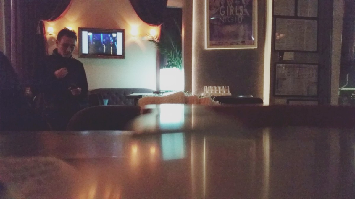 Mitea nu s-a dezlipt in niciun moment de telefon