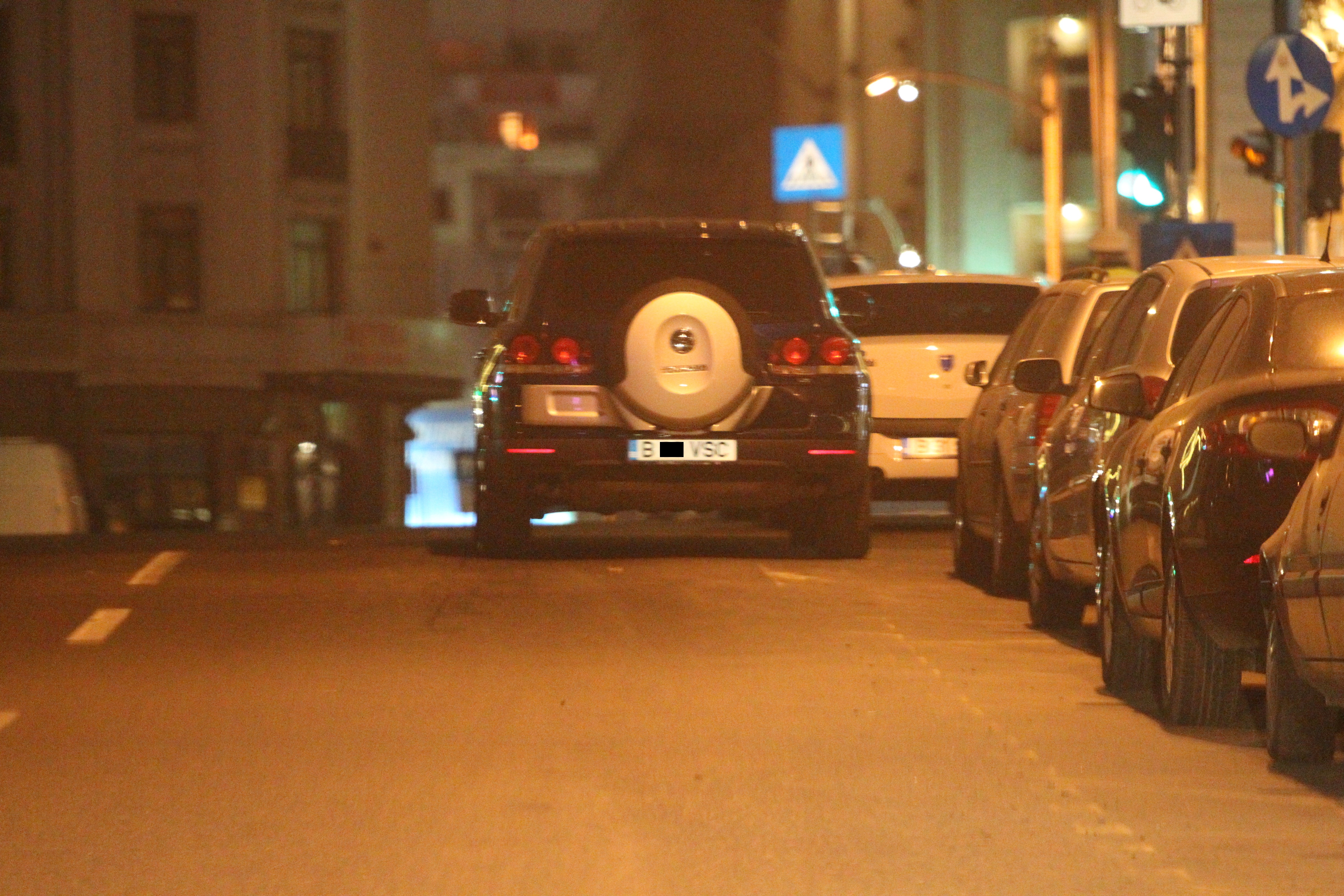 Ofiterii l-au asteptat pe Iohannis in fata sediului televiziunii