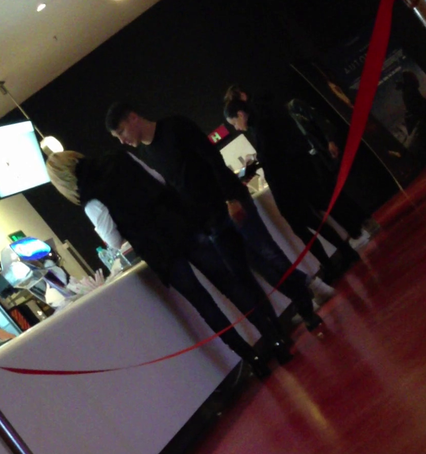 Grijului, fotbalistul isi ajuta iubita si-i cara acesteia cutia cu popcorn