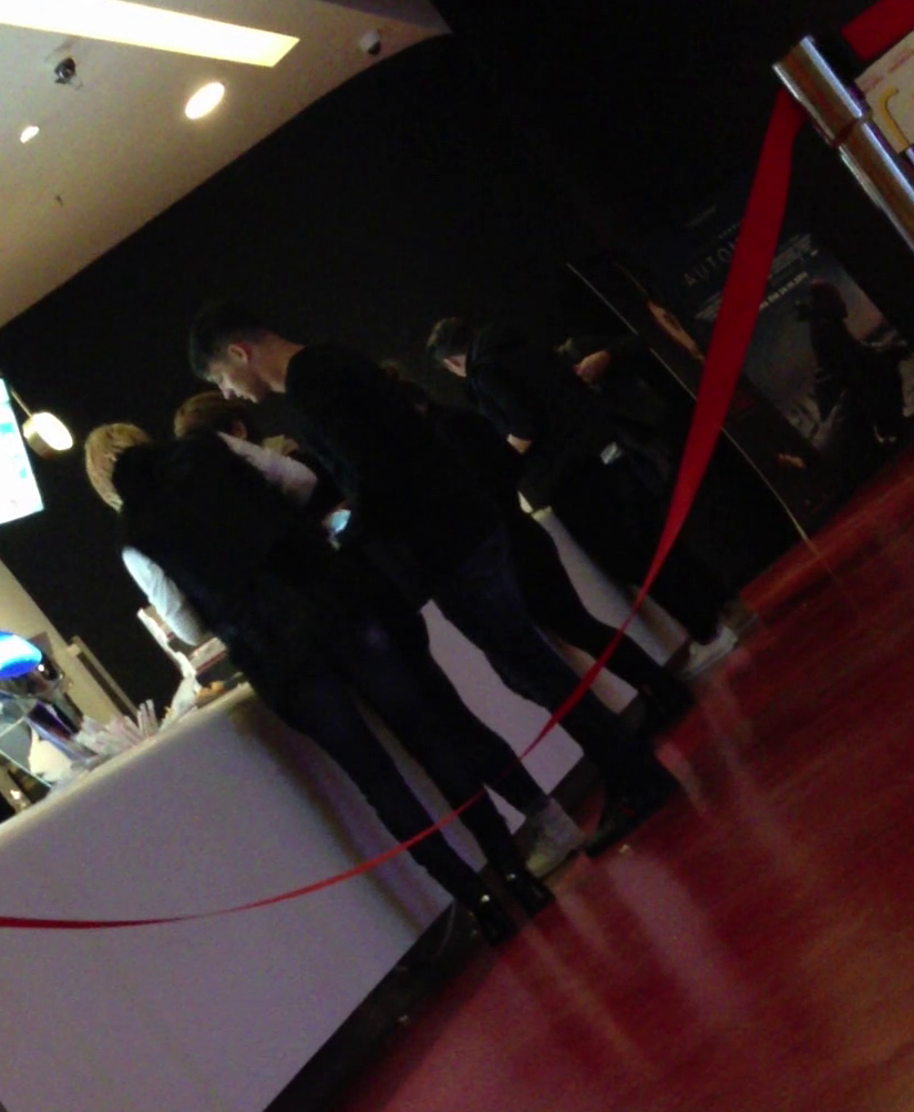 Matei si iubita lui es indreapta spre sala de cinematograf