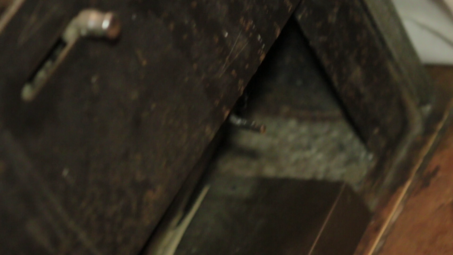 Mama lui Alex ne-a spus ca nu mai are niciun lemn de foc