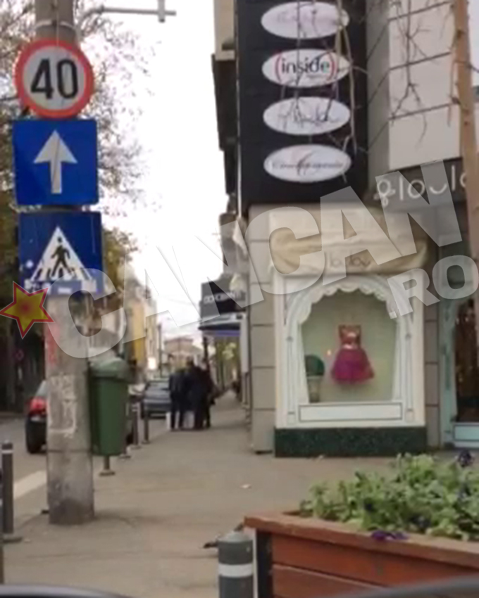 Cei trei se mai opresc din cand in cand pentru a verifica adresa din cerere