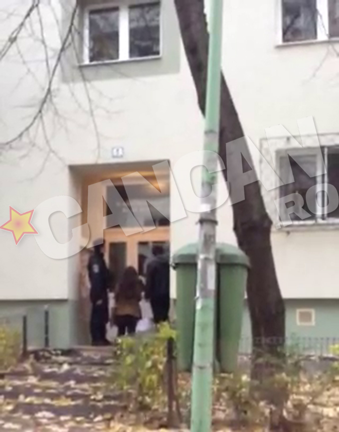 Ajunsi la adresa, cei trei asteapta un timp pana cand sa li se raspunda