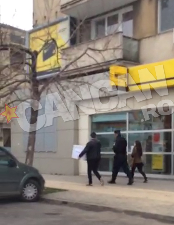 Cei trei se plimba o jumatate de ora pe strazile dintre Piata Dorobanti si Cartierul Floreasca