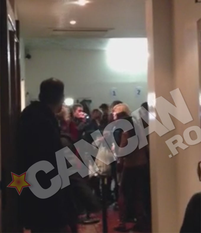 Elena Udrea si-a facut cu greu loc prin multime