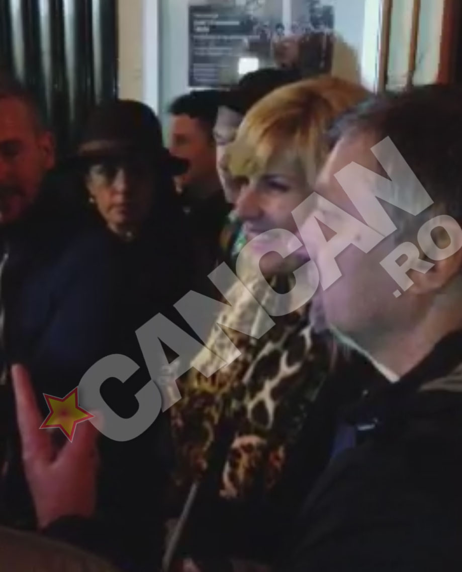 Blonda sta de vorba cu alegatorii