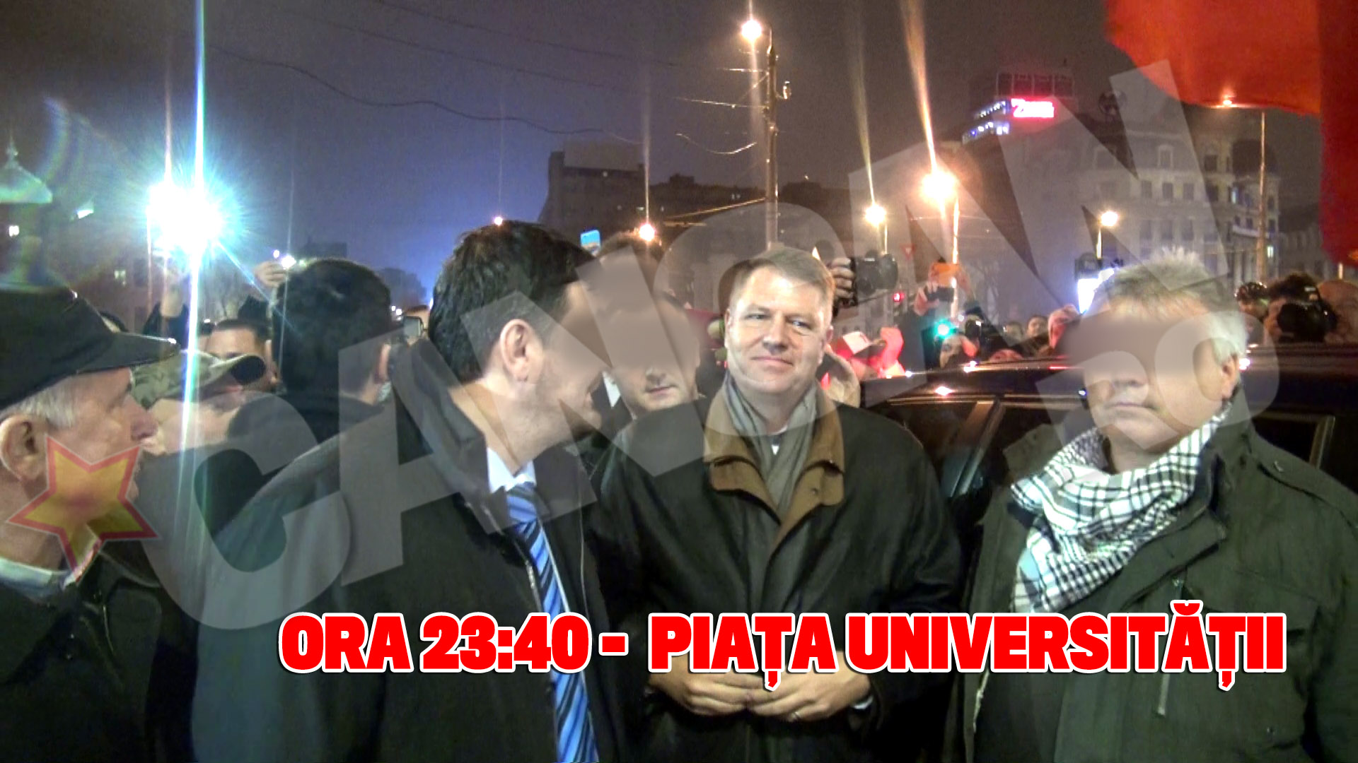 Klaus Iohannis este primit in aplauze de catre oamenii care s-au strans la Piata Universitatii