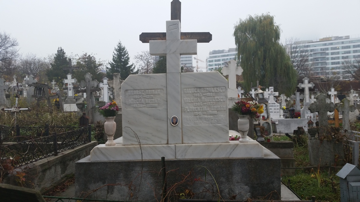 Mormantul Roxanei Briban este foarte ingrijit, dar nu multa lume isi aduce aminte de ea