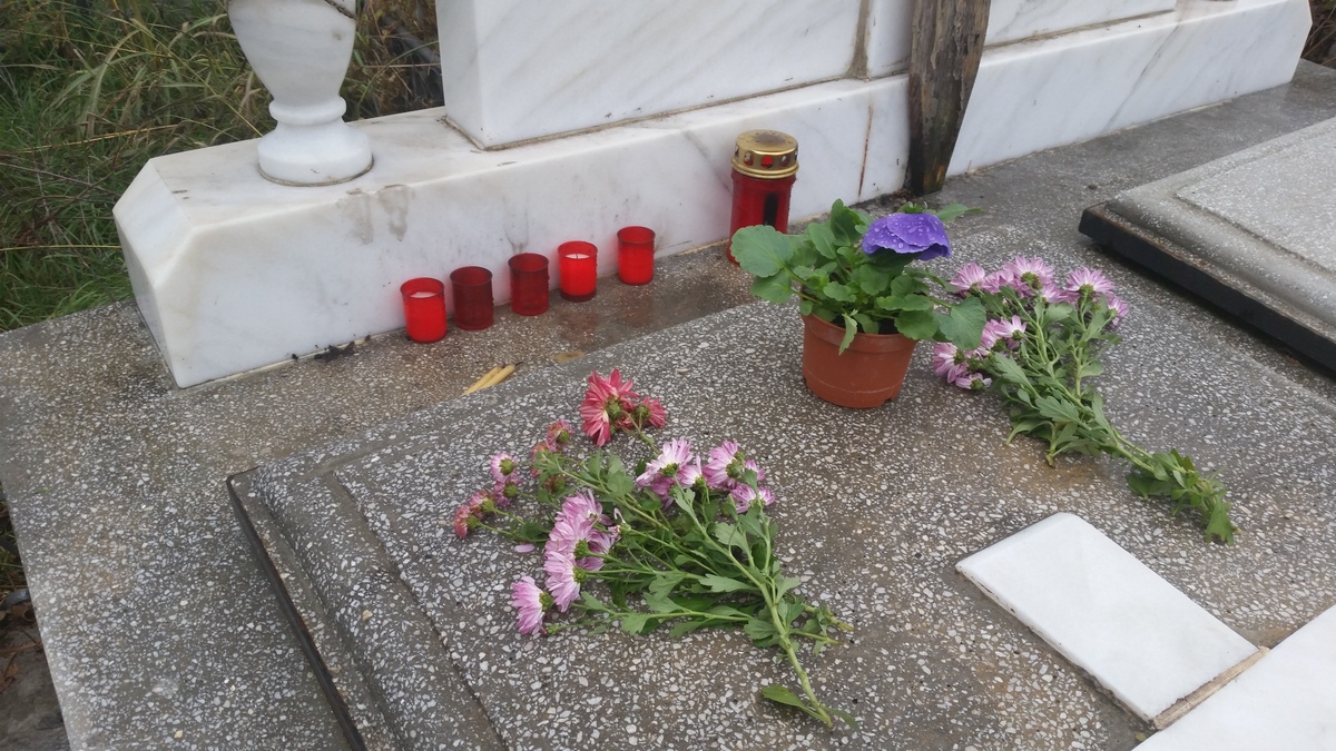 In viata primea mii de flori, dar acum la patru ani de la disparitia fulgeratoare nu sunt mai mult decat patru buchete de flori la capataiul sau