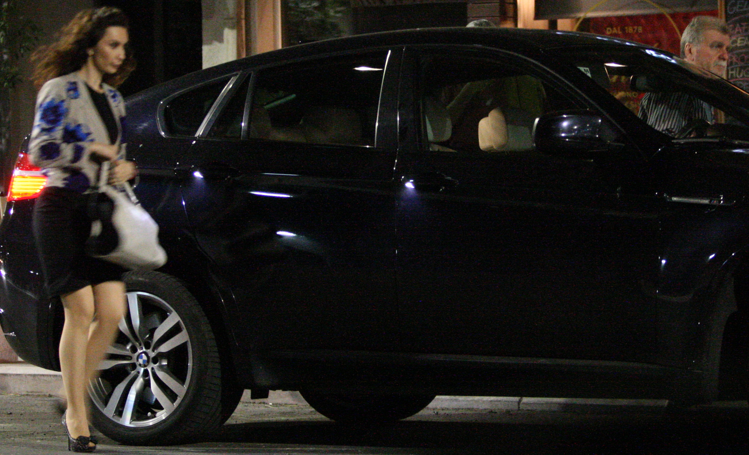 Tanara se urca in masina fostului sef de la Astra. Femeia sta pe scaunul din fata