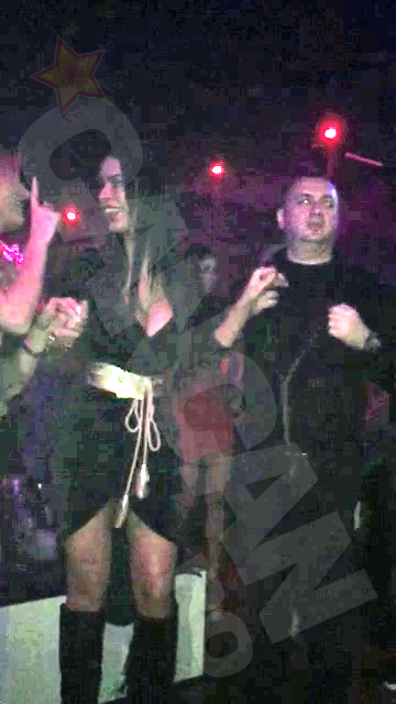 Leo danseaza si se distreaza cot la cot cu ceilalti clienti