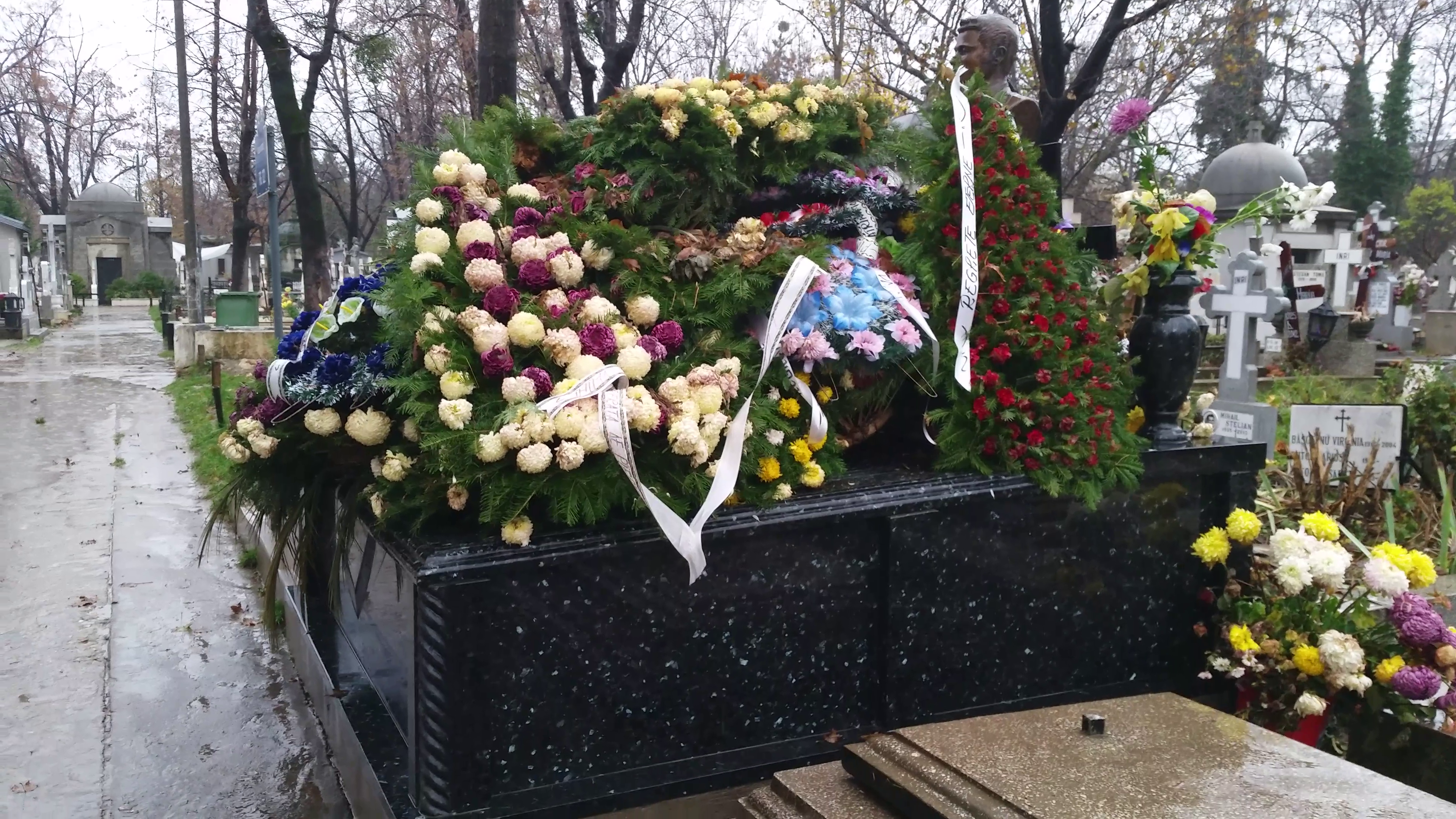 Mormantul unde isi doarme somnul cel de veci Ion Dolanescu si mama acestuia, Didina, a ramas neschimbat de la inmormantarea femeii