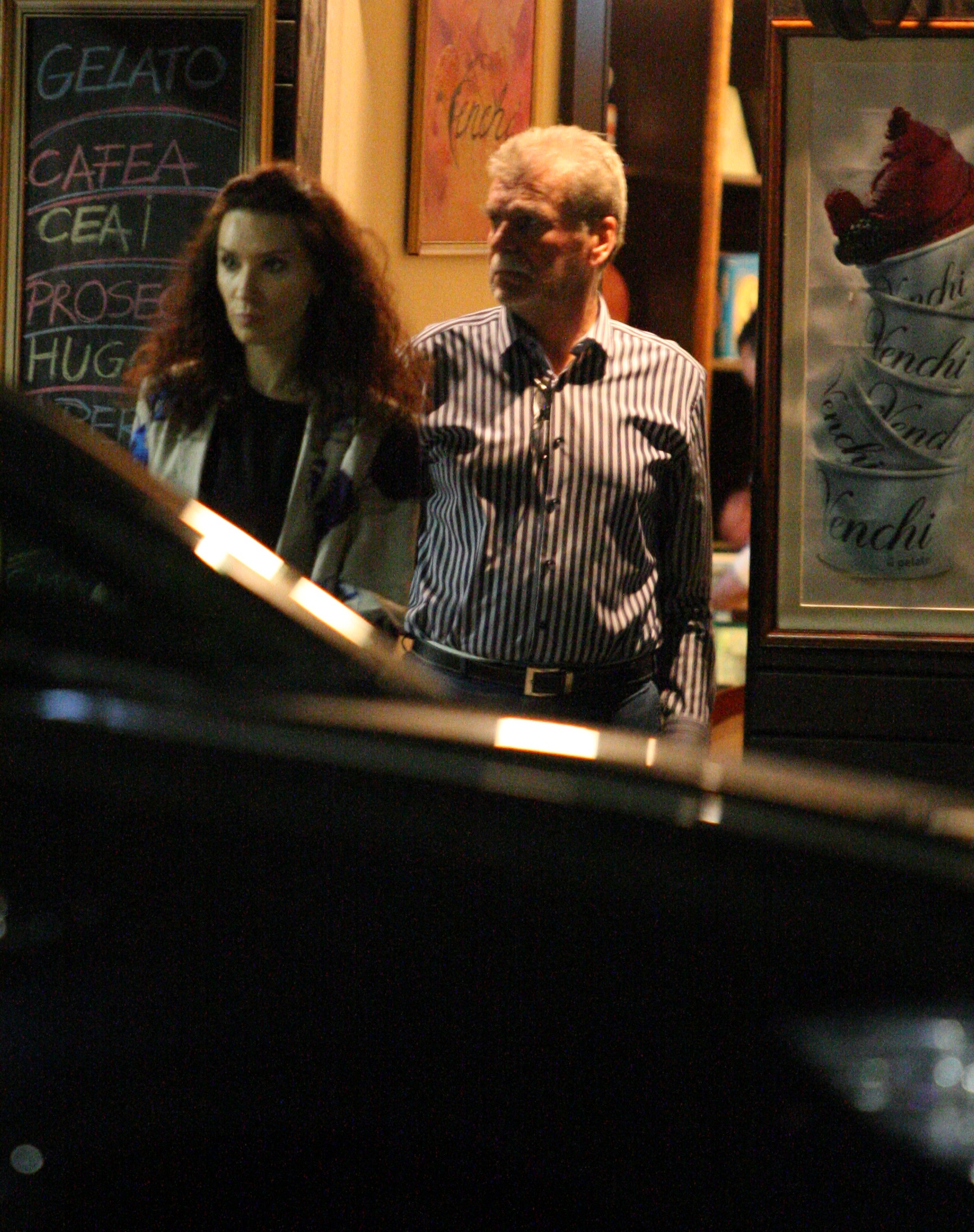 Dinu Gheorghe a iesit din local alaturi de prietena lui