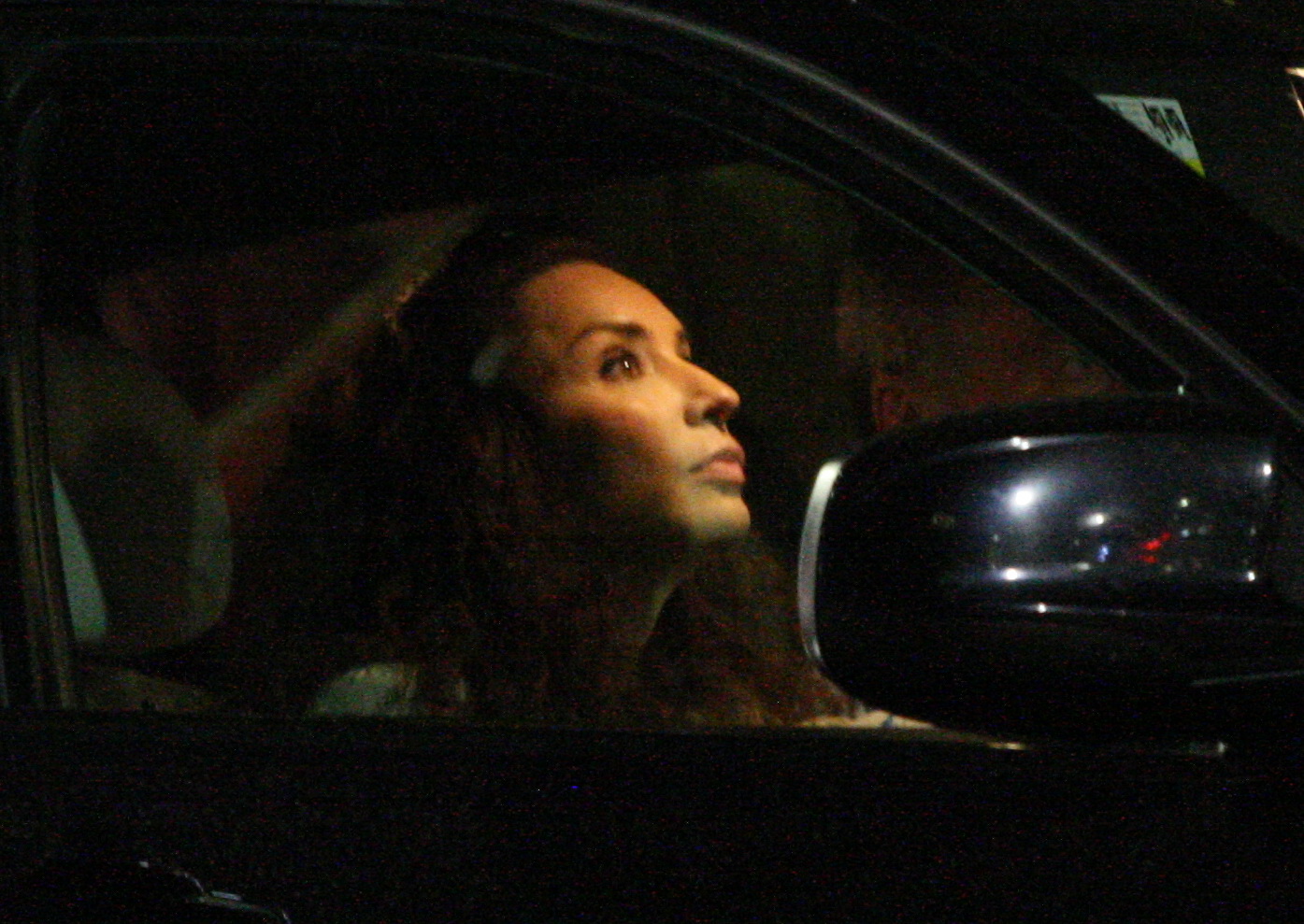 In masina lui Dinu Gheorghe, sora Andreei Marta se aranjeaza in oglinda parasolarului