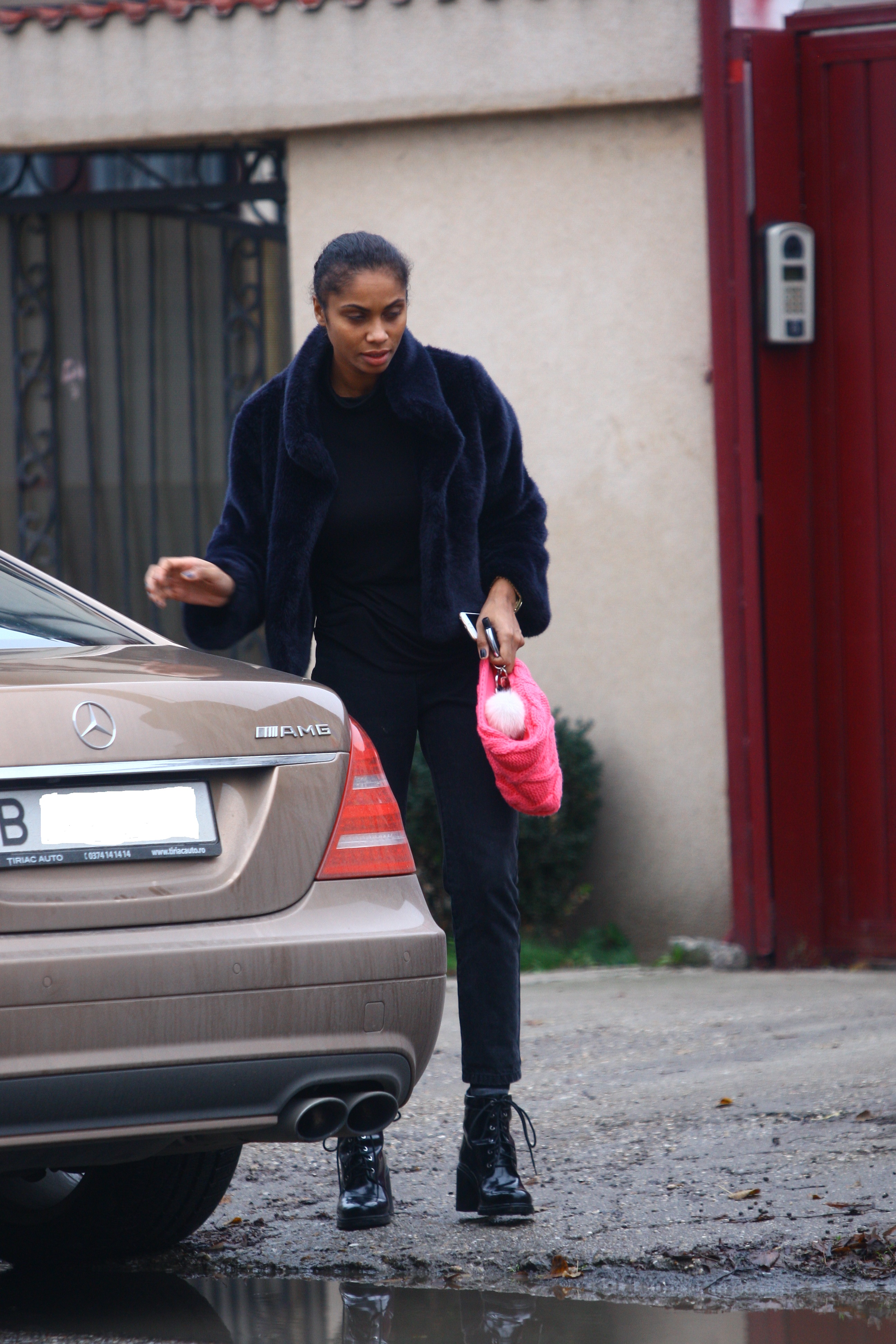 Vizibil afectata de scandalul cu fostul iubit, manechinul se indreapta spre casa