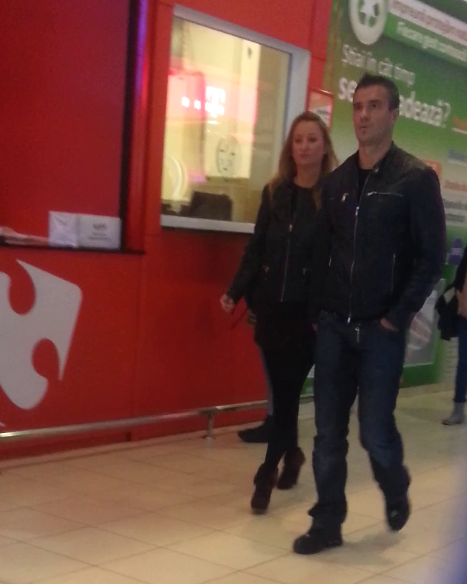 In timp ce merge cu pieptul in fata, Daniel Pancu isi tine mandru sotia de mana