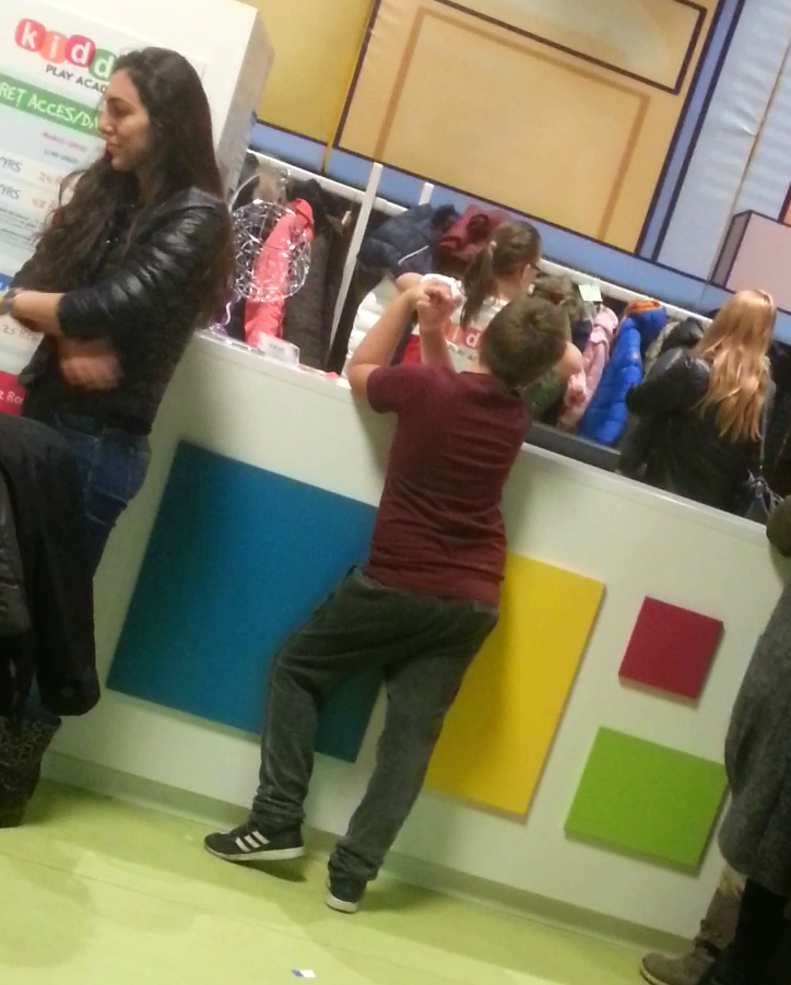 In timp ce mama sa cauta disperata geaca, fiul lui Pancu se plictiseste ingrozitor