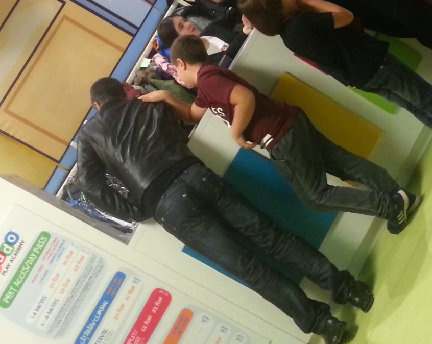 Daniel Pancu sta alaturi de fiul sau si asteapta sa fie gasita haina micutului