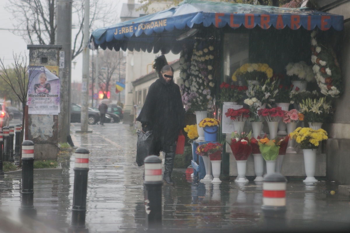 Misterioasa femeie a stat pe o ploaie torentiala zeci de minute la capataiul lui Dinu Patriciu