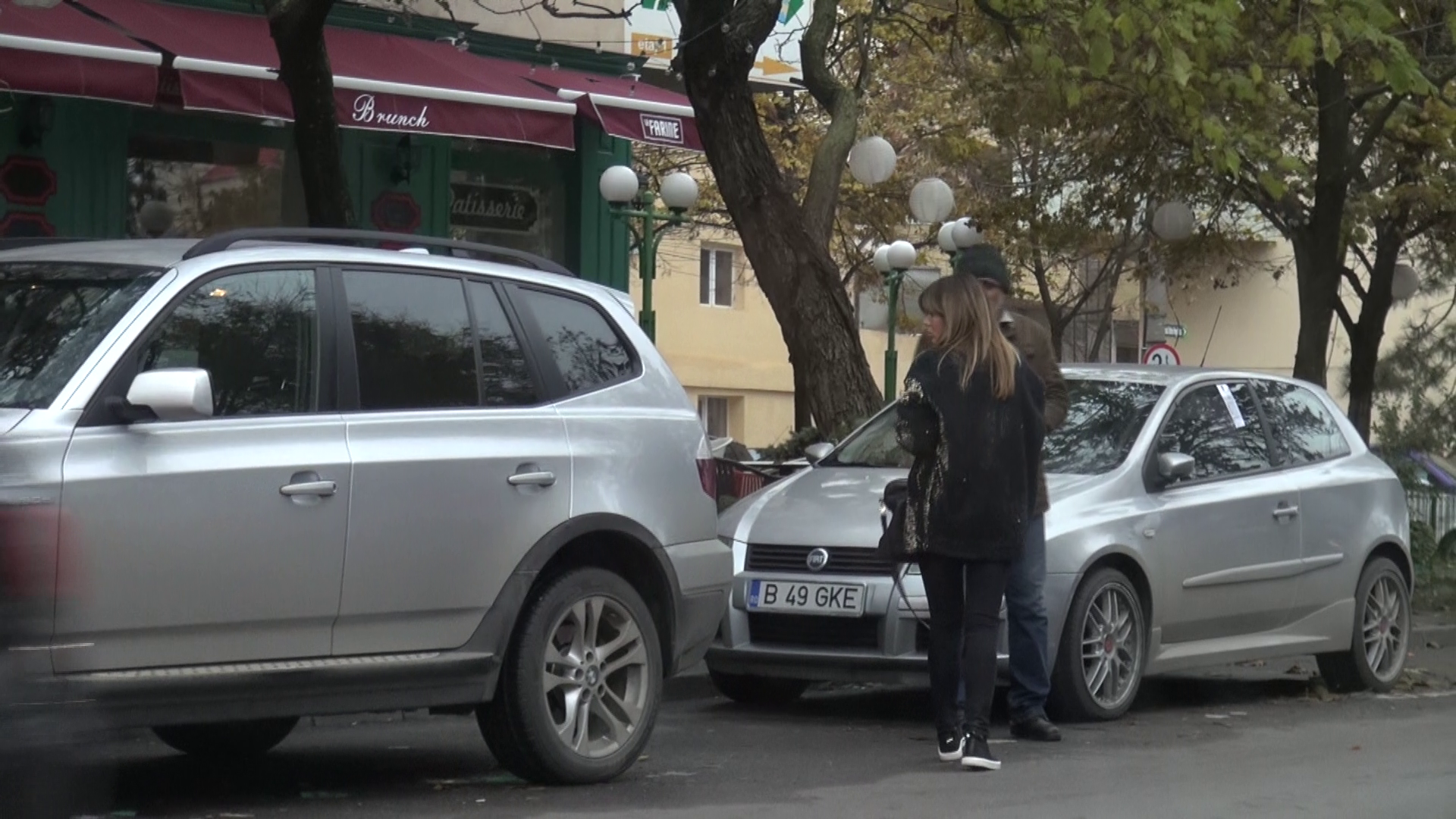 Gina se opreste si da cativa bani unui om al strazii