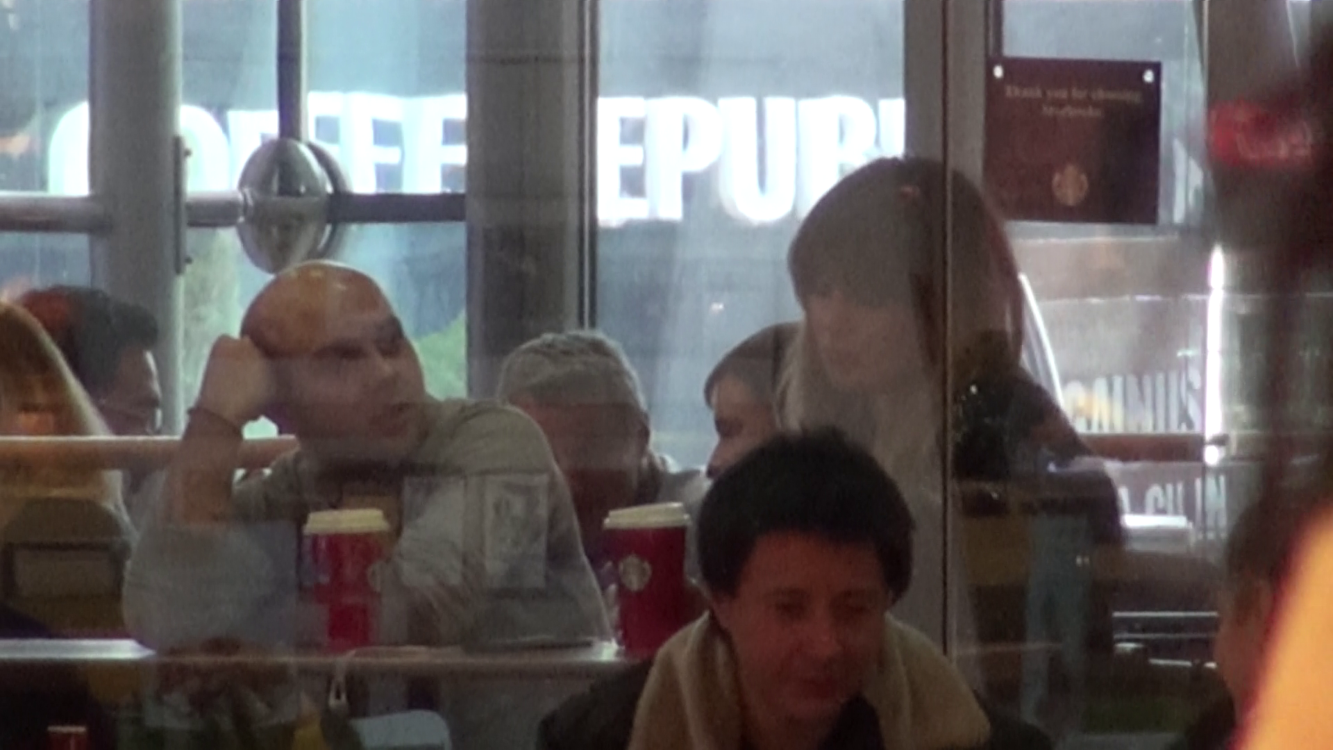 Tanara nu pare prea incantata de prezenta barbatului