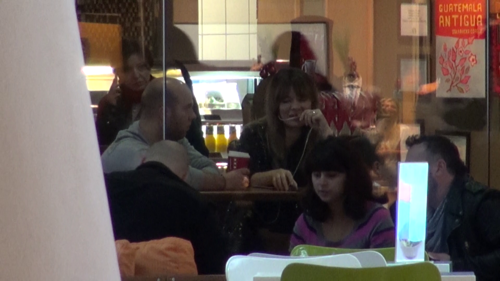 Actrita este mai atenta la convorborea telefonica decat la barbatul care o insotea