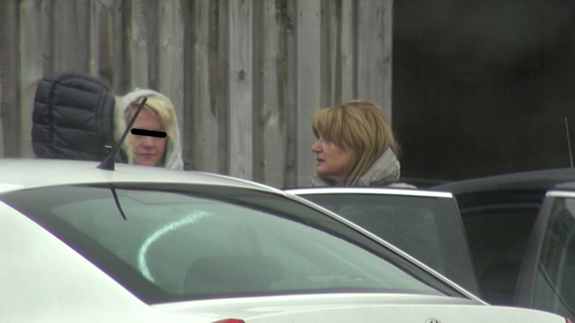 Agentul SPP si doamna Basescu s-au urcat in masina si au plecat. Prietena presedintelui a ramas la centrul de echitatie