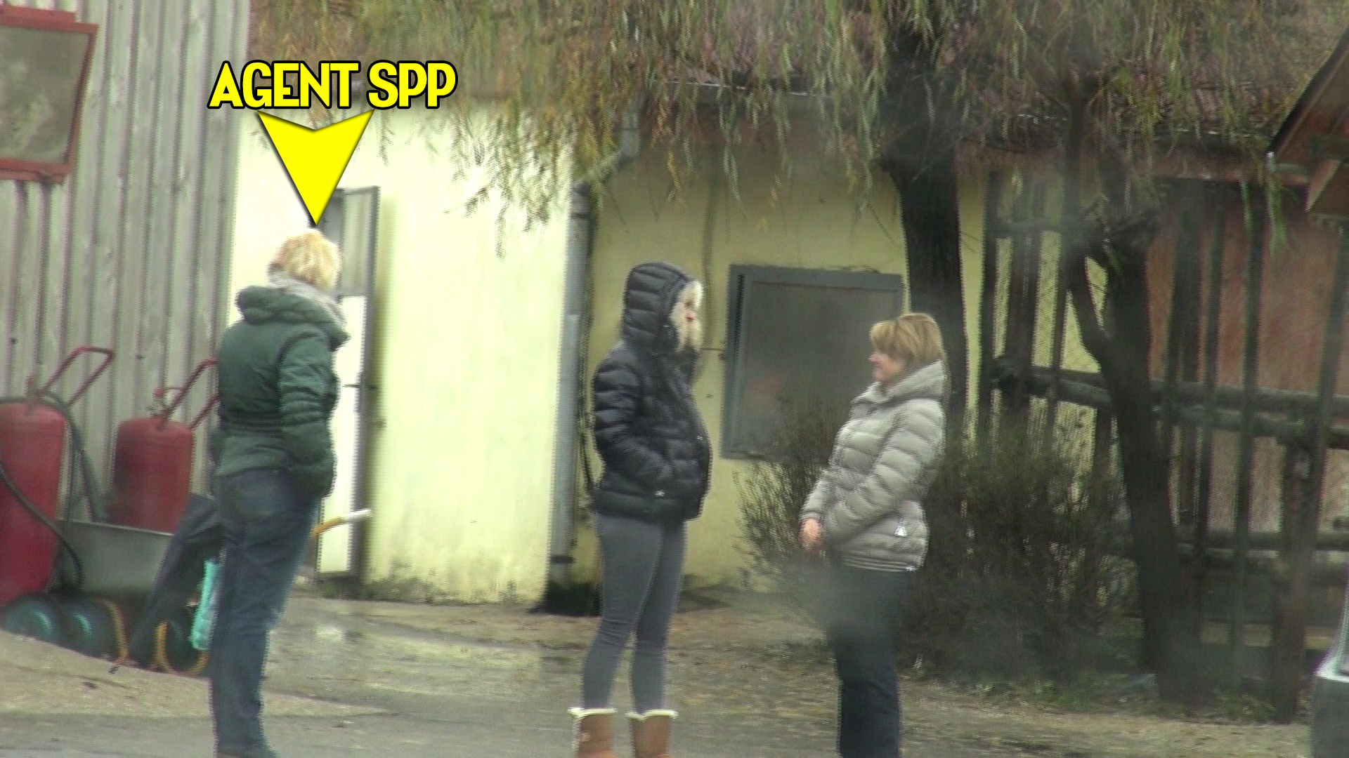 Maria Basescu si prietenele ei s-au oprit in drum pentru o scurta discutie