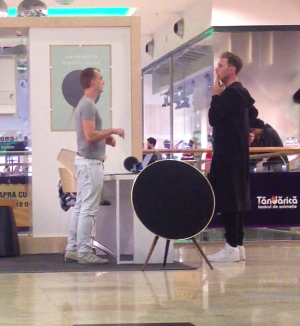 Imbracat in negru, desi el e adeptul stilului colorat, si ingandurat, Solcanu a iesit zilele trecute la mall