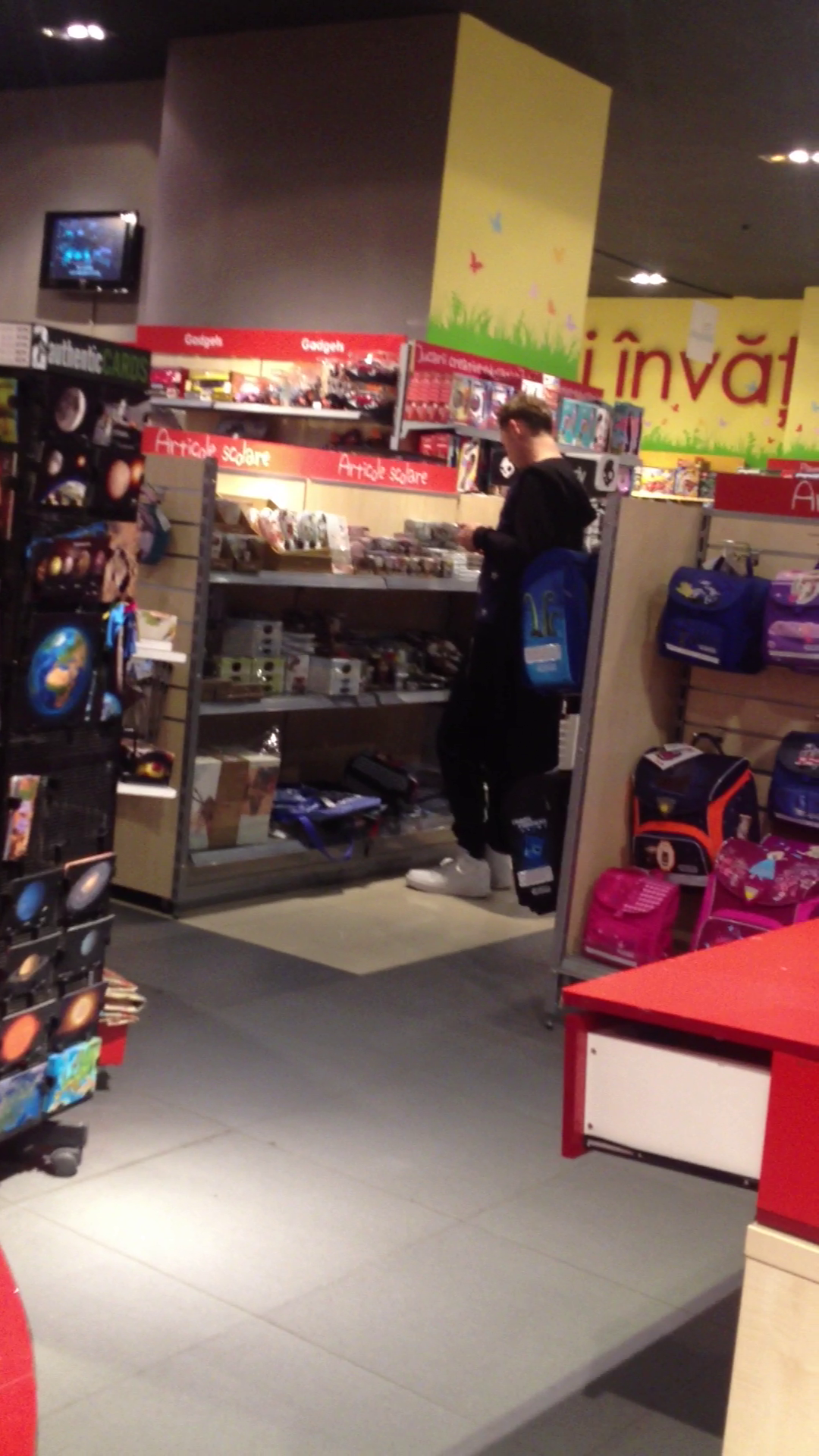 Solcanu s-a uitat indelung la un raft cu masinute