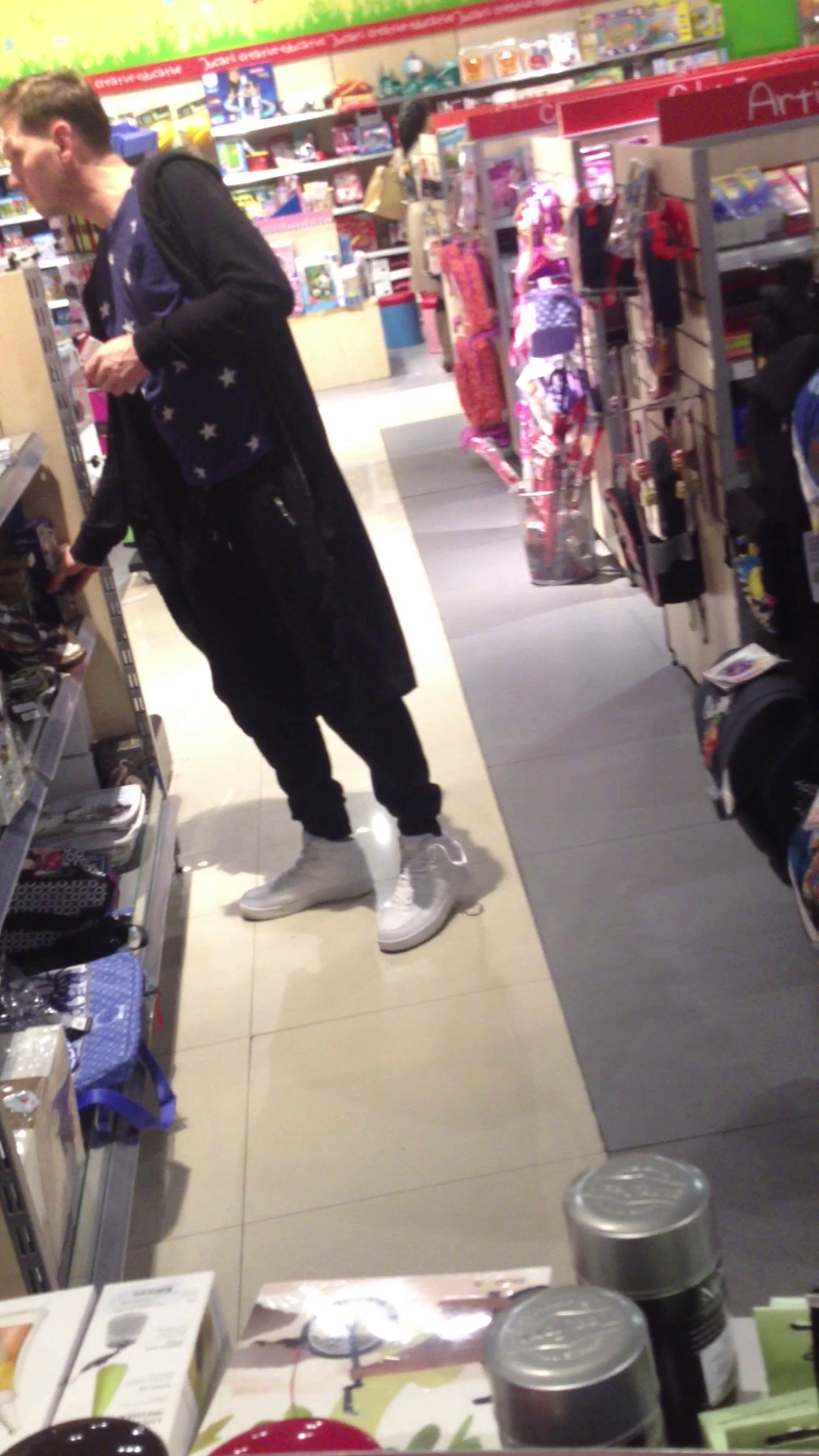 Prezentatorul TV a parut absent, ca si cand nici nu era atent la obiectele la care se uita