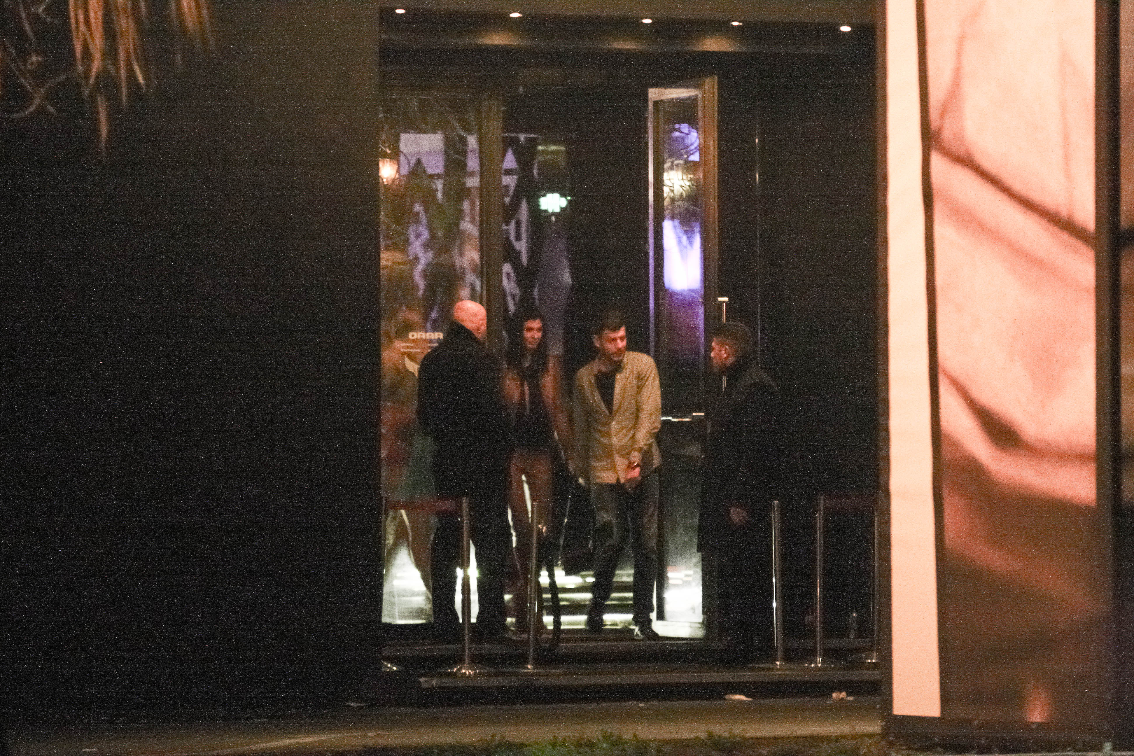 Barbatul nu o lasa din mana pe Pamfile